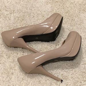 Isenboye Beige Platform